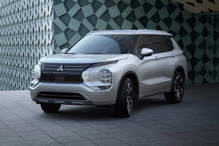 2024 Mitsubishi Outlander Parked at Angle View from Front