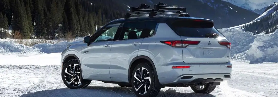 2024 Mitsubishi Outlander Parked in Snow