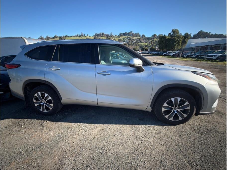 2021 Toyota Highlander XLE Sport Utility 4D