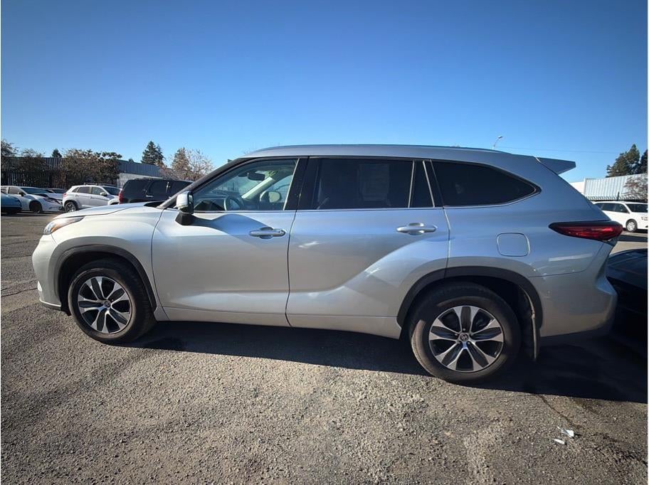 2021 Toyota Highlander XLE Sport Utility 4D