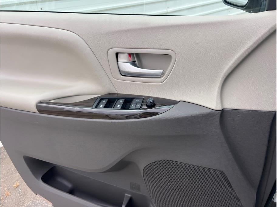 2017 Toyota Sienna XLE Premium Minivan 4D
