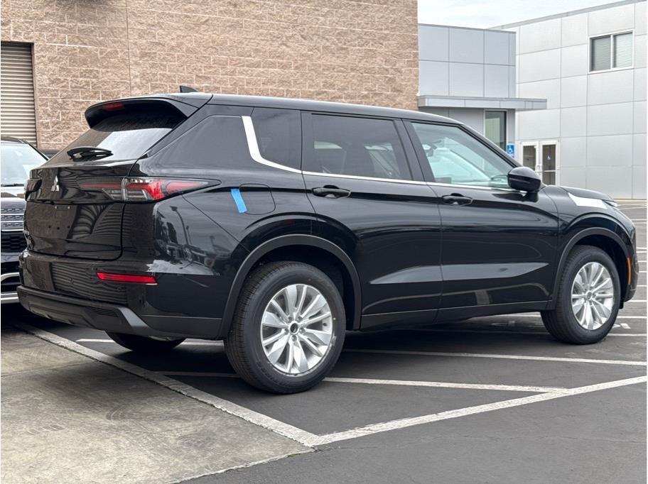 2026 Mitsubishi Outlander ES