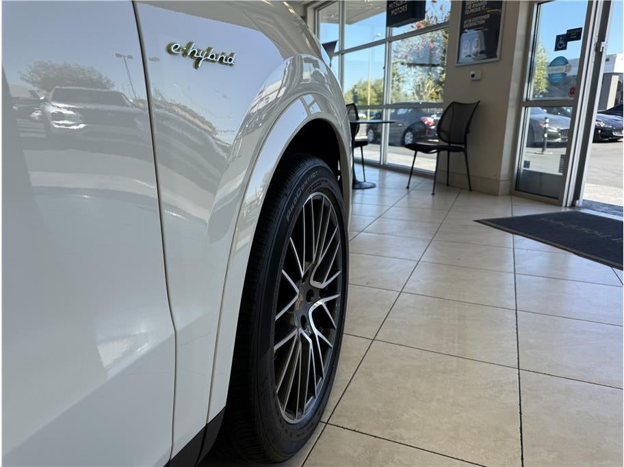 2022 Porsche Cayenne E-Hybrid Sport Utility 4D