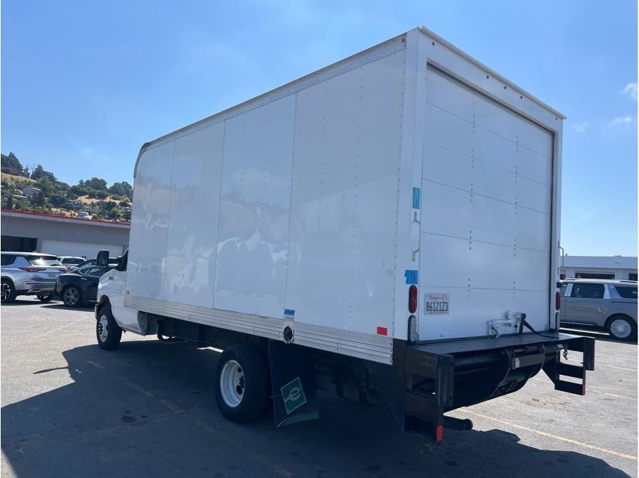 2023 Ford E450 Super Duty Cutaway Cutaway Van 2D