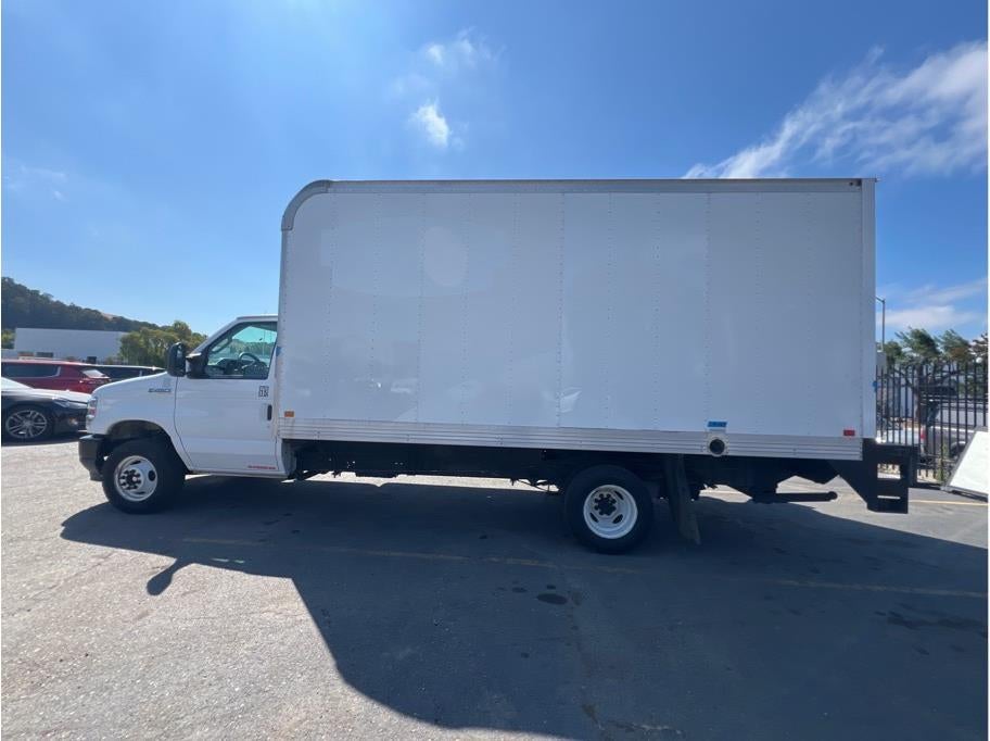 2023 Ford E450 Super Duty Cutaway Cutaway Van 2D