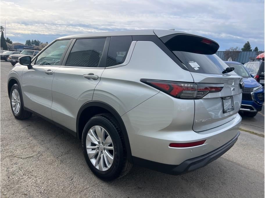 2026 Mitsubishi Outlander ES