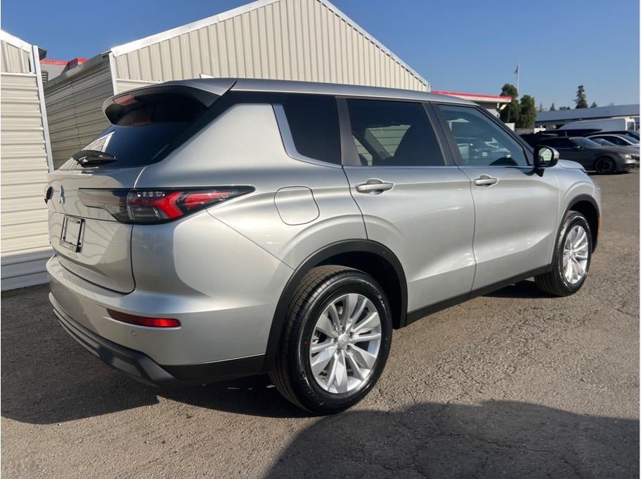 2026 Mitsubishi Outlander ES