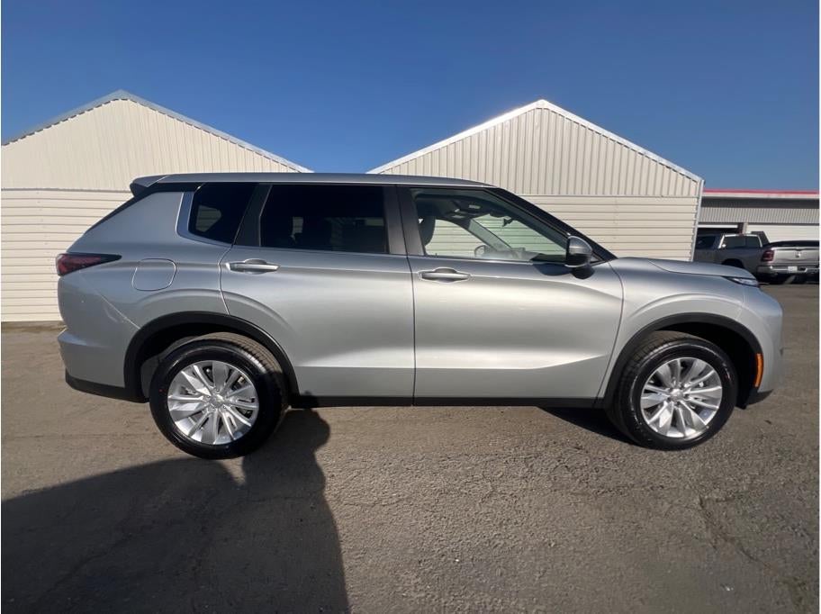 2026 Mitsubishi Outlander ES