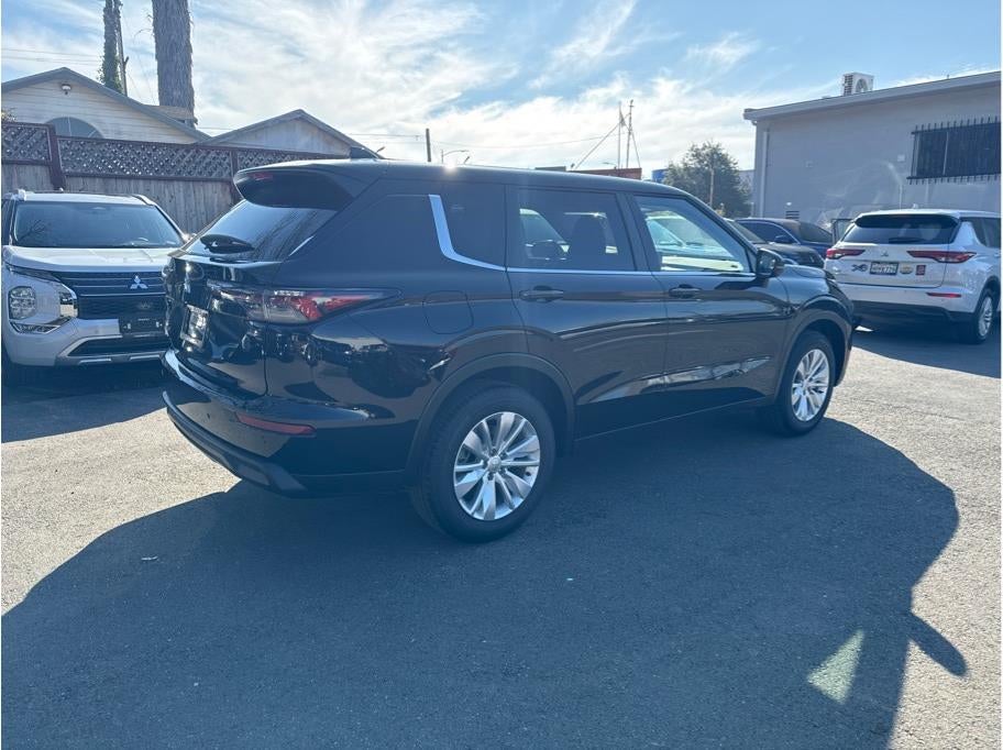 2026 Mitsubishi Outlander ES