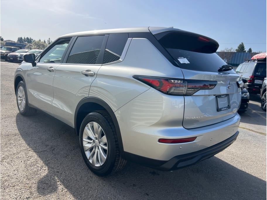 2026 Mitsubishi Outlander ES