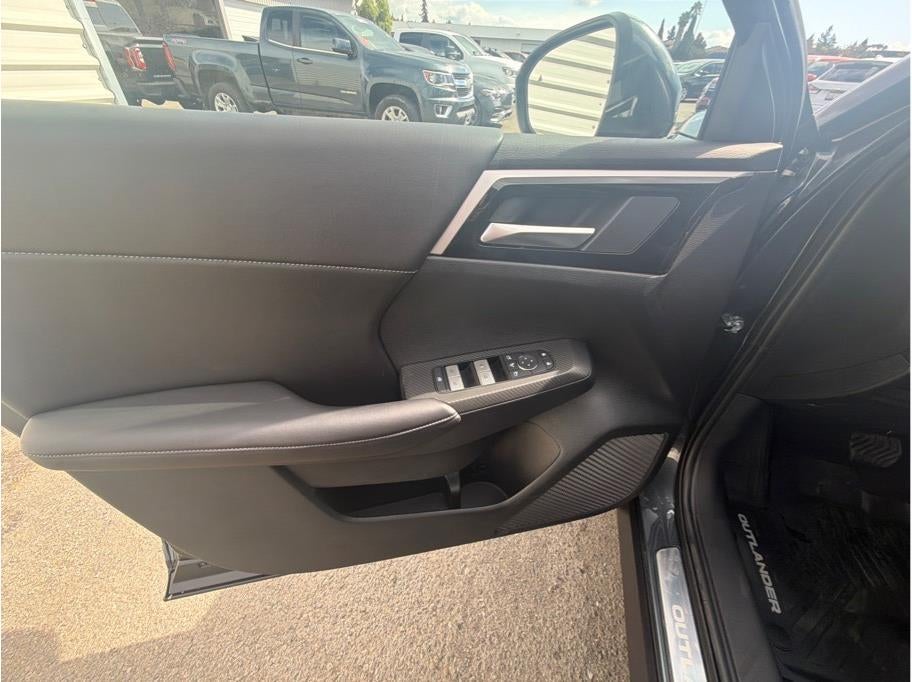 2025 Mitsubishi Outlander PHEV SE