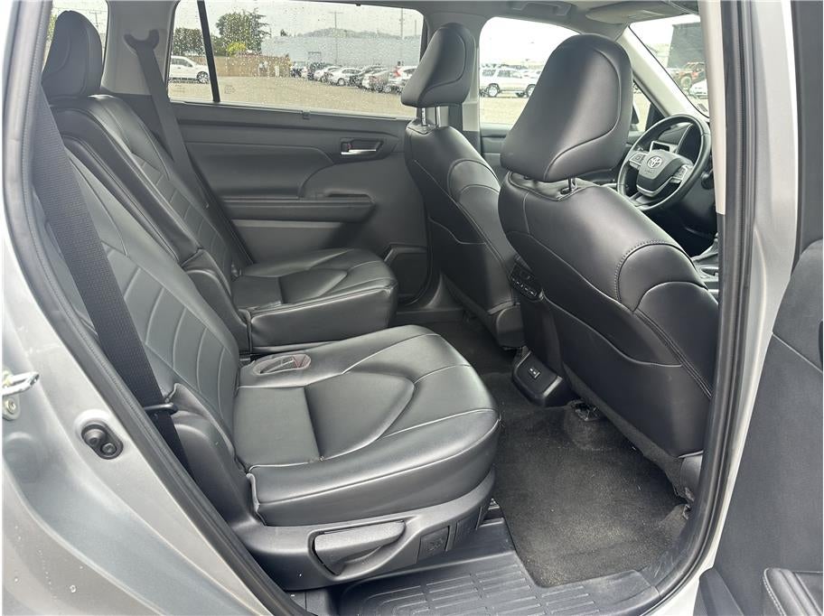 2023 Toyota Highlander XLE Sport Utility 4D