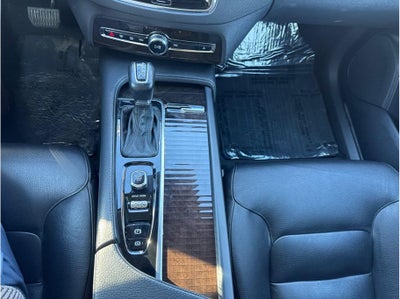 2018 Volvo XC90 T6 Momentum Sport Utility 4D
