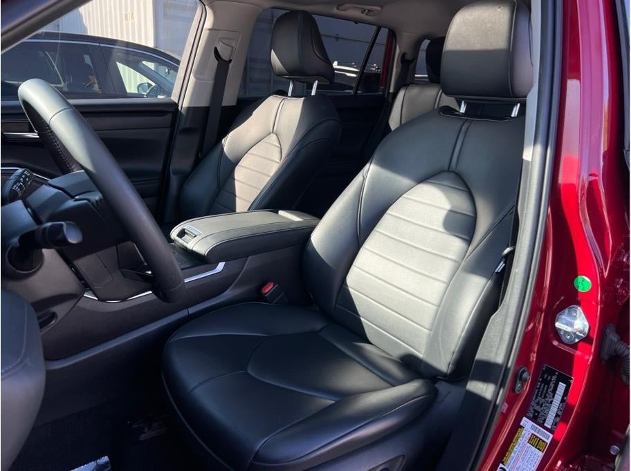 2021 Toyota Highlander XLE Sport Utility 4D